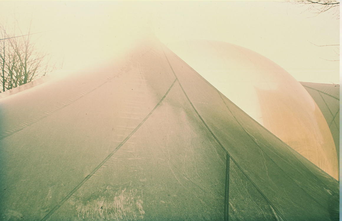 photo d'une structure triangulaire  au couché du soleil<br> &copy; Luc Gees	