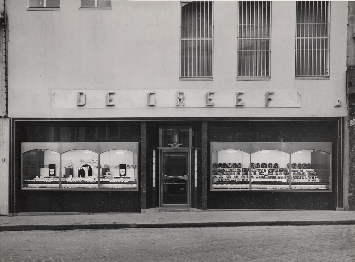 Simone Guillissen- Hoa, Jacques Dupuis Jewellery De Greef, rue au Beurre I Boterstraat, Brussels 1953<br> &copy; CIVA Collections, Brussels - Photo: Sergyels & Dietens	