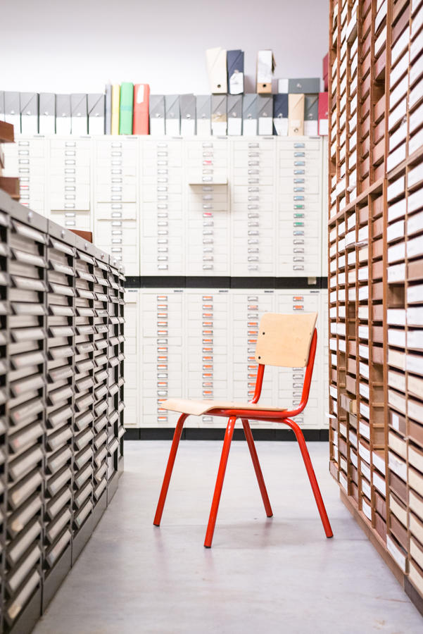 rode stoel in het archief<br>	