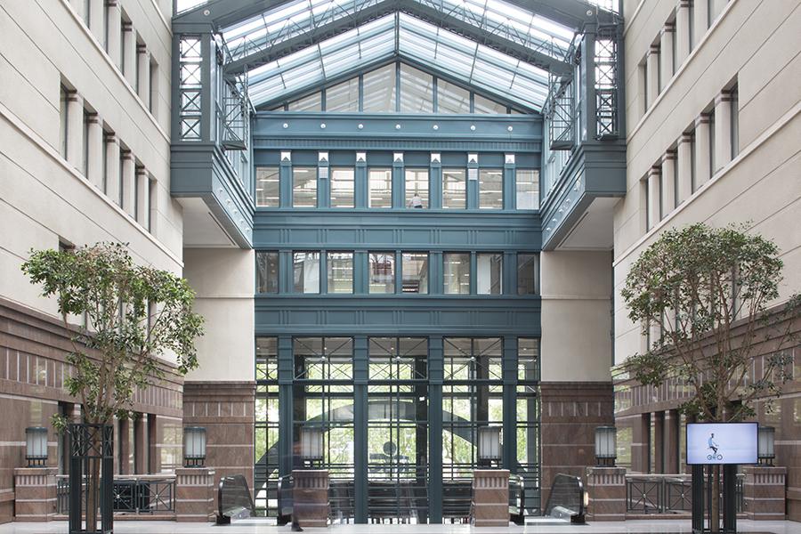 Picture of the entry hall of the headquarters of KBC Bank<br>	