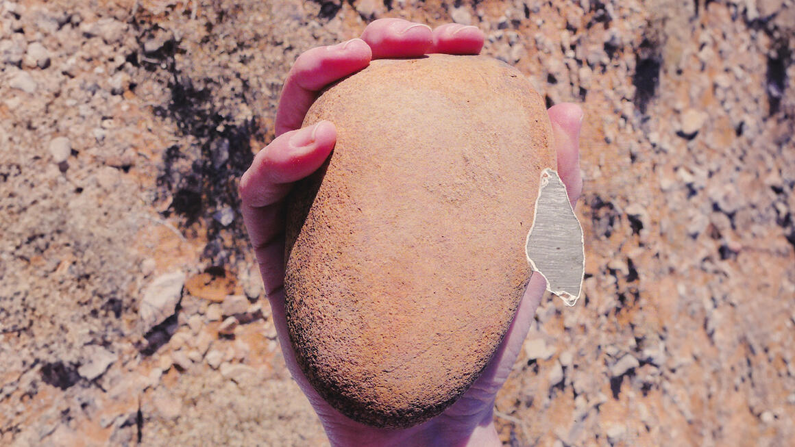 Image d'une main tenant une pierre, partie d'une oeuvre textile de Mariana Castillo Deball<br> &copy; Mariana Castillo Deball, Once I thought the world was somewhere else 	