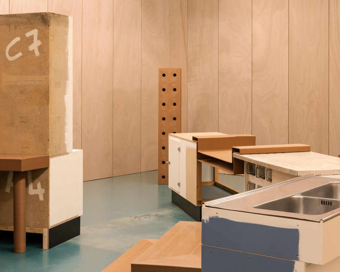 Installation en bois basé sur les cuisines CUBEX par bureau MAIO <br> &copy; Simone Marcolin / Maio	