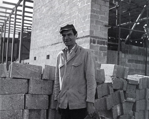 Julien Coulommier, foto van Marcel Broodthaers als arbeider op de bouwwerf van Expo 58, Brussel, 1957