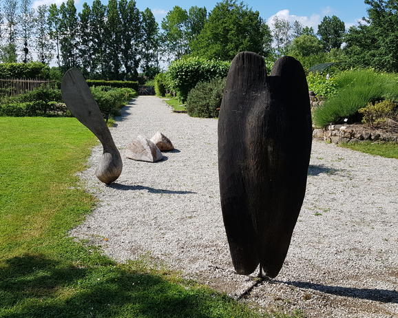 Les sculptures-graines de Didier Rousseau-Navarre dans un jardin