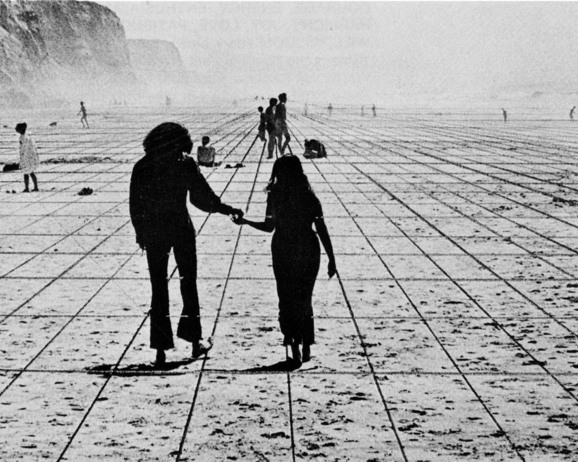 image de 2 personnes qui se tiennent la main dans un désert quadrillé