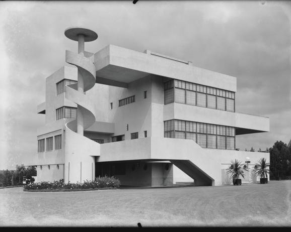 Photo of the Villa Dirickz in black and white