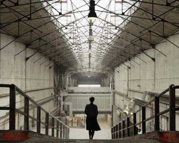 foto van een persoon die in KANAL loopt